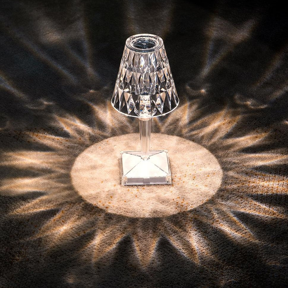 Magnifique lampe de table en cristal avec éclairage LED. Design tactile pour une décoration intérieure de luxe.