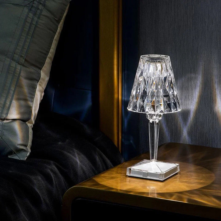 Lampe de table design contemporain LuxeIllume, base en céramique, abat-jour textile, éclairage d'ambiance LED.