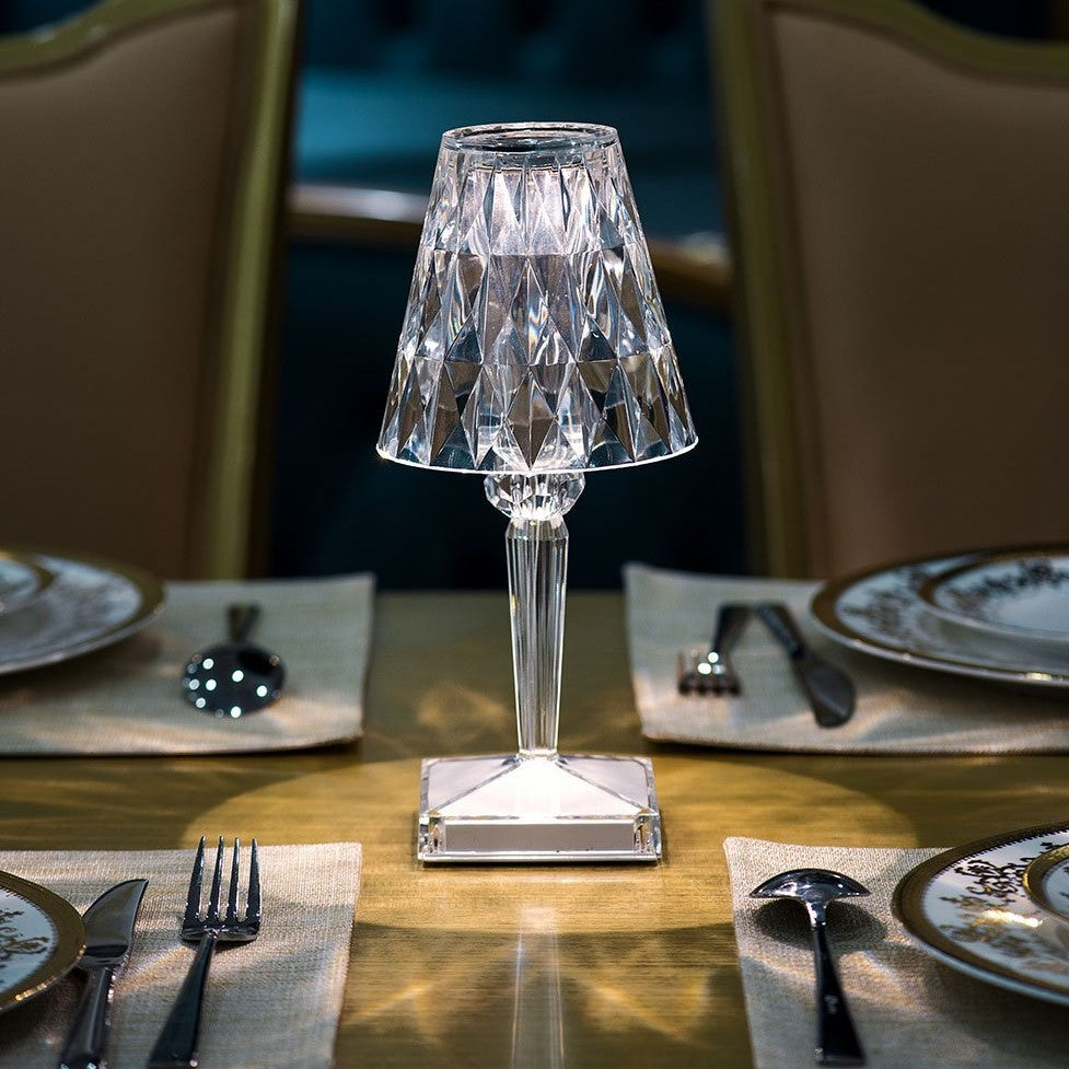 Décoration de luxe: lampe de table en cristal avec commande tactile. Lumière LED pour intérieur contemporain.