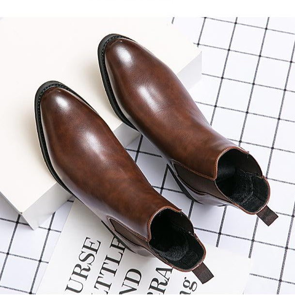 Chaussures masculines confortables et faciles à enfiler. Bottines modernes avec semelle légère, idéales automne.