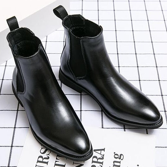 Vue détaillée des bottines Chelsea hommes, mettant en valeur les élastiques latéraux et la finition élégante.