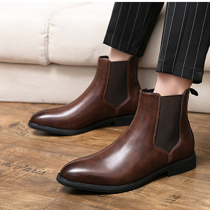Bottines Chelsea élégantes pour hommes avec élastiques latéraux, parfaites pour un style urbain moderne.
