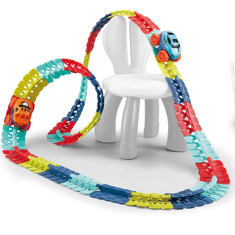 Circuit de course flexible pour enfants, pièces magnétiques s'assemblant facilement pour des pistes variées.