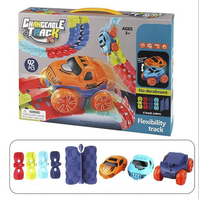 Enfants jouant avec un circuit de voiture magnétique, développant leur motricité et leur créativité.