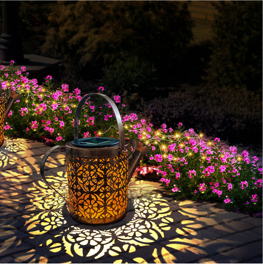 Lampe solaire LED unique pour jardin, simule une cascade lumineuse, parfait pour la décoration extérieure.
