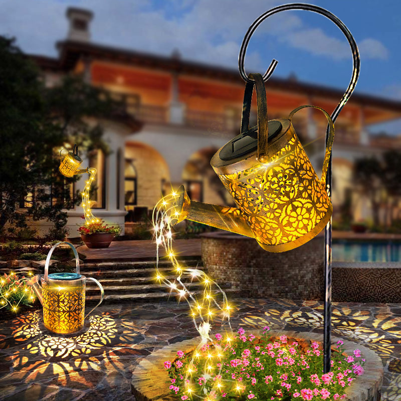 Décoration de jardin: lampe solaire à LED créant une cascade lumineuse pour une ambiance extérieure féerique.