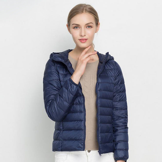 Veste matelassée femme à capuche, légère et sportive. Parfaite pour l'extérieur au printemps.