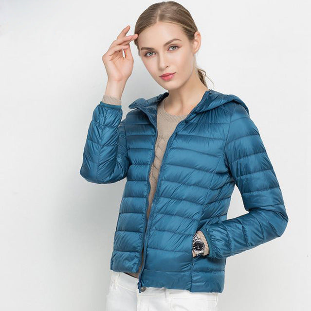 Doudoune femme ultralégère avec capuche. Idéale pour la mi-saison, confort et style assurés.