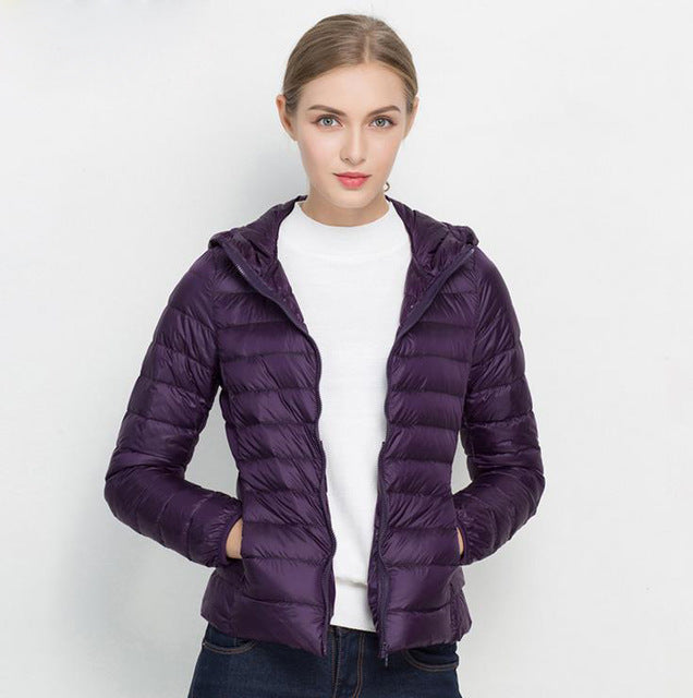 Veste femme légère à capuche, style doudoune. Confortable pour printemps et automne.