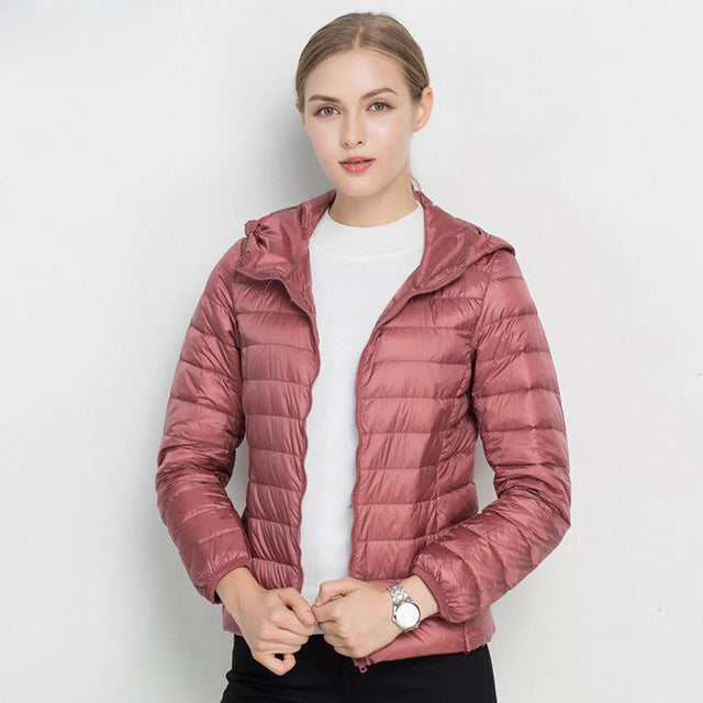 Veste femme élégante type doudoune, avec capuche. Légère et confortable pour la mi-saison.