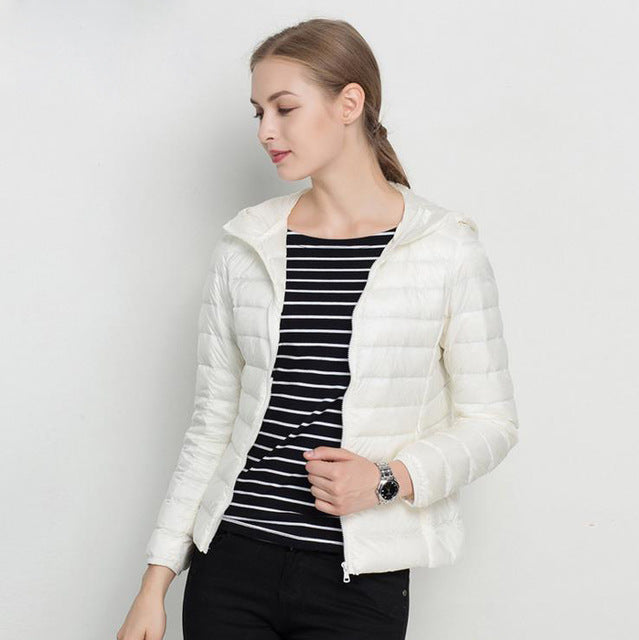 Doudoune femme à capuche, parfaite pour le printemps. Légère, confortable et très stylée.