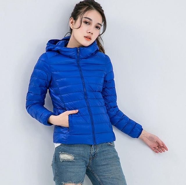 Doudoune femme pour le quotidien, avec capuche. Légère et élégante, parfaite pour la mi-saison.