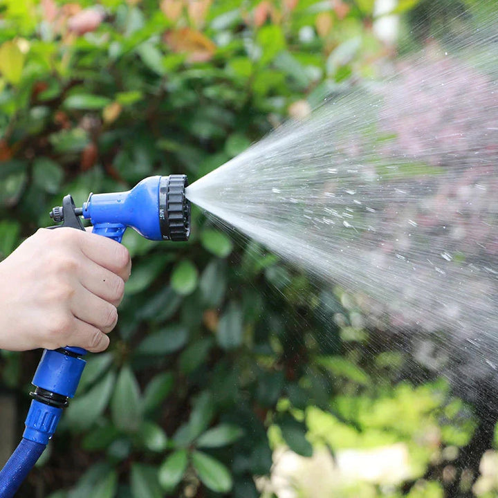 Arrosage facile du jardin avec le tuyau extensible anti-pli et son pistolet, pour une irrigation sans effort.