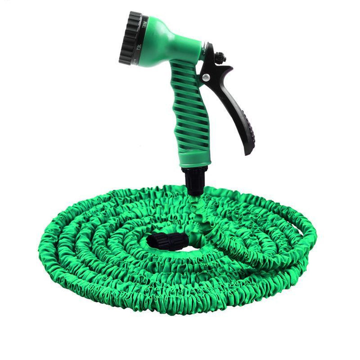 Tuyau de jardin flexible et extensible en action, idéal pour l'arrosage du jardin, la terrasse et le nettoyage voiture.