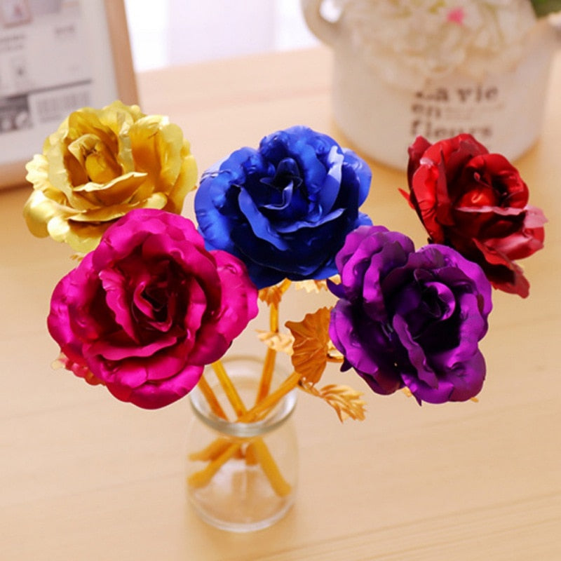 Détail d'une rose éternelle dorée 24k, prête à être offerte, sur son élégant support.