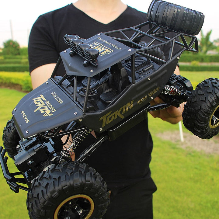 Monster truck RC 4x4 noir et vert, cadeau idéal pour enfant, maîtrise tout terrain avec passion.
