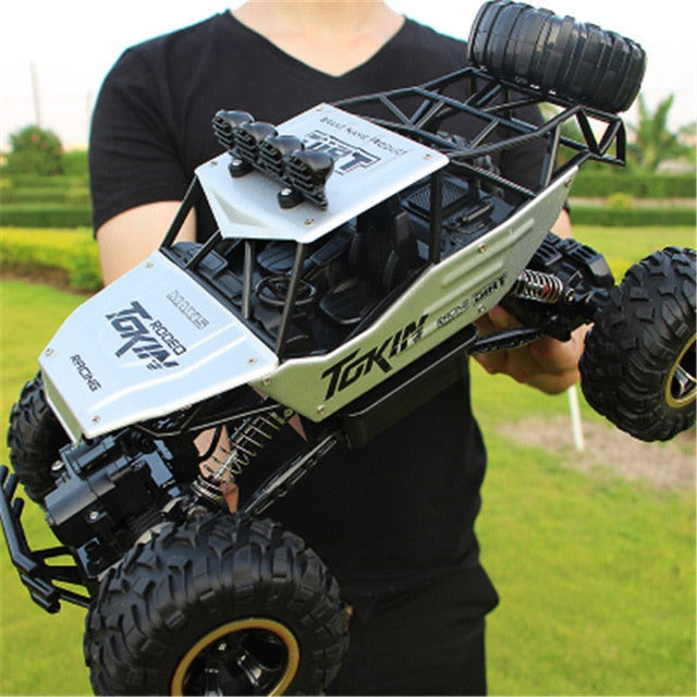 Détail du châssis robuste d'un monster truck 4x4 télécommandé, prêt à affronter tout terrain.