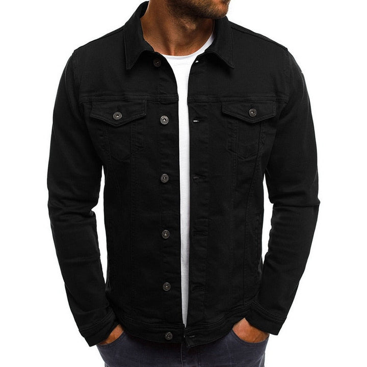 Modèle masculin portant une veste décontractée intemporelle. Blouson urbain classique pour l'automne, confort et style.
