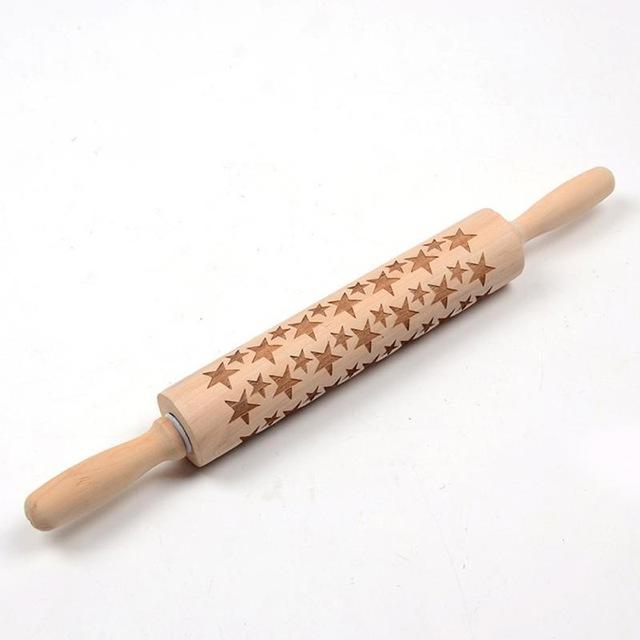 Pâtisserie créative: rouleau en bois avec motifs pour des biscuits de Noël amusants et faciles.