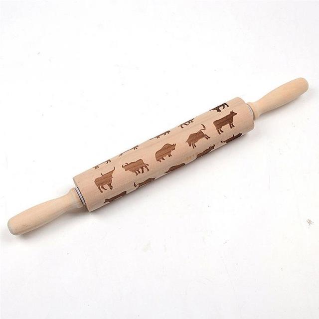 Créez des biscuits festifs et originaux avec ce rouleau à pâtisserie en bois décoratif pour cuisine.