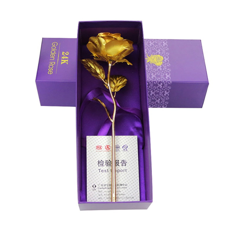 Rose éternelle dorée 24k avec support, parfaite pour une décoration de bureau ou de maison.