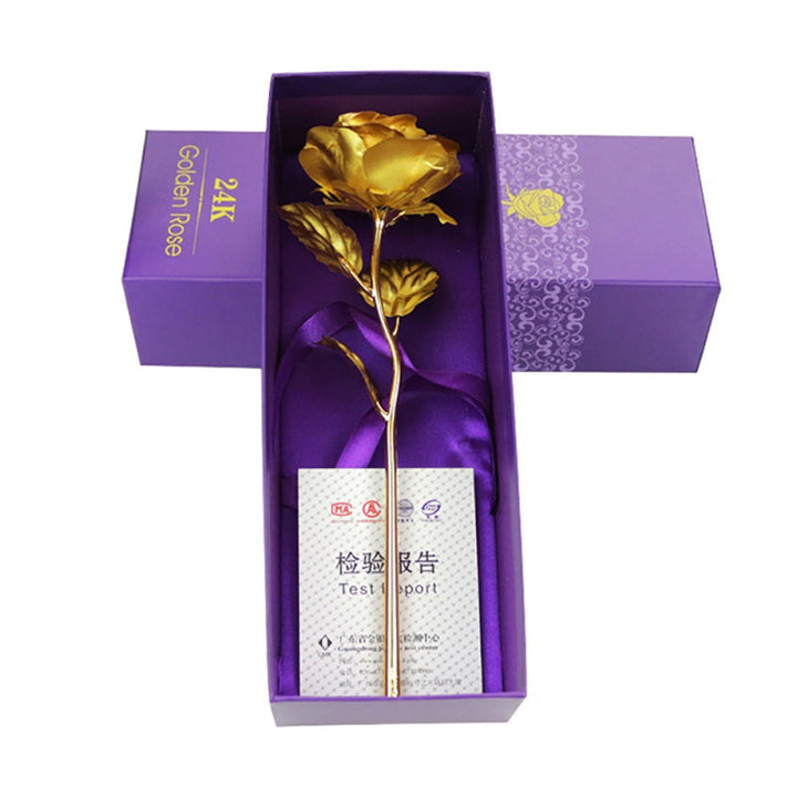 Rose éternelle dorée 24k avec support, parfaite pour une décoration de bureau ou de maison.