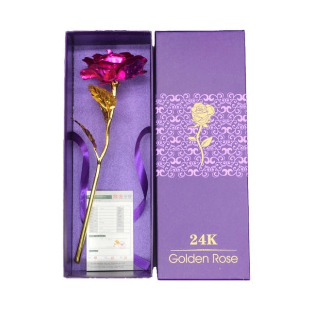 Gros plan d'une rose éternelle dorée 24k, ses pétales scintillants et son support discret.