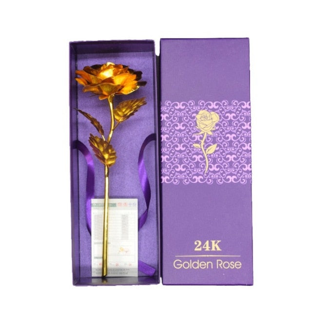 Élégante rose éternelle dorée 24k sur support, beauté intemporelle pour un cadeau mémorable.