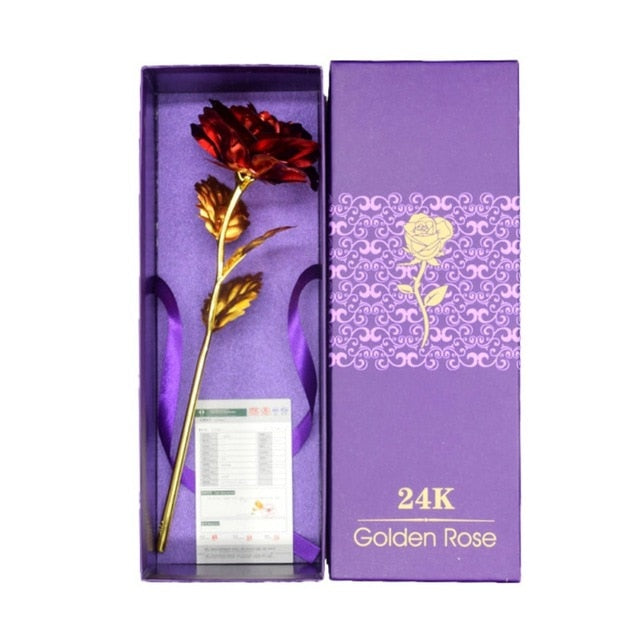 Présentation d'une rose éternelle dorée 24k avec support, emballage cadeau de luxe.