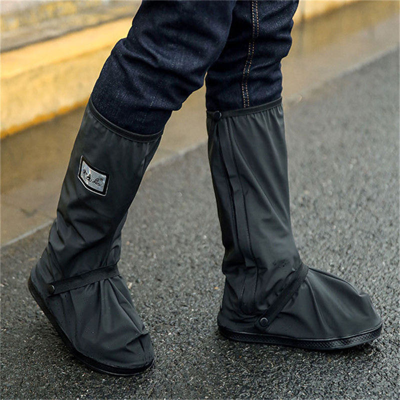 Accessoire essentiel : surchaussures étanches Storm Guard pour une protection fiable de vos chaussures par temps pluvieux.