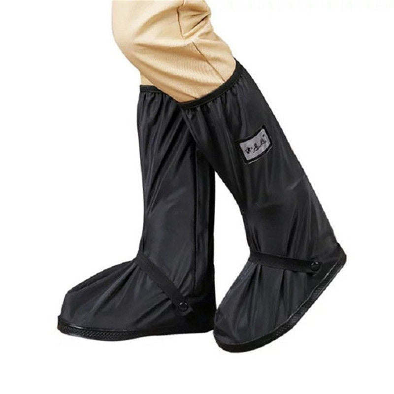 Protégez vos pieds avec les surchaussures Storm Guard, un accessoire imperméable et durable pour toute activité extérieure.