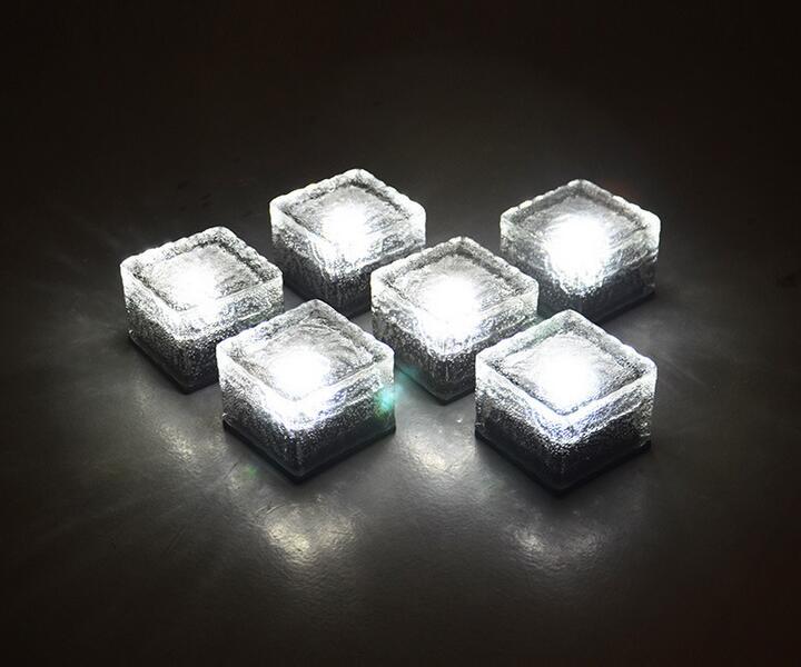 Lampe de jardin solaire LED résistante aux intempéries, illumine votre espace avec effet vague d'eau.