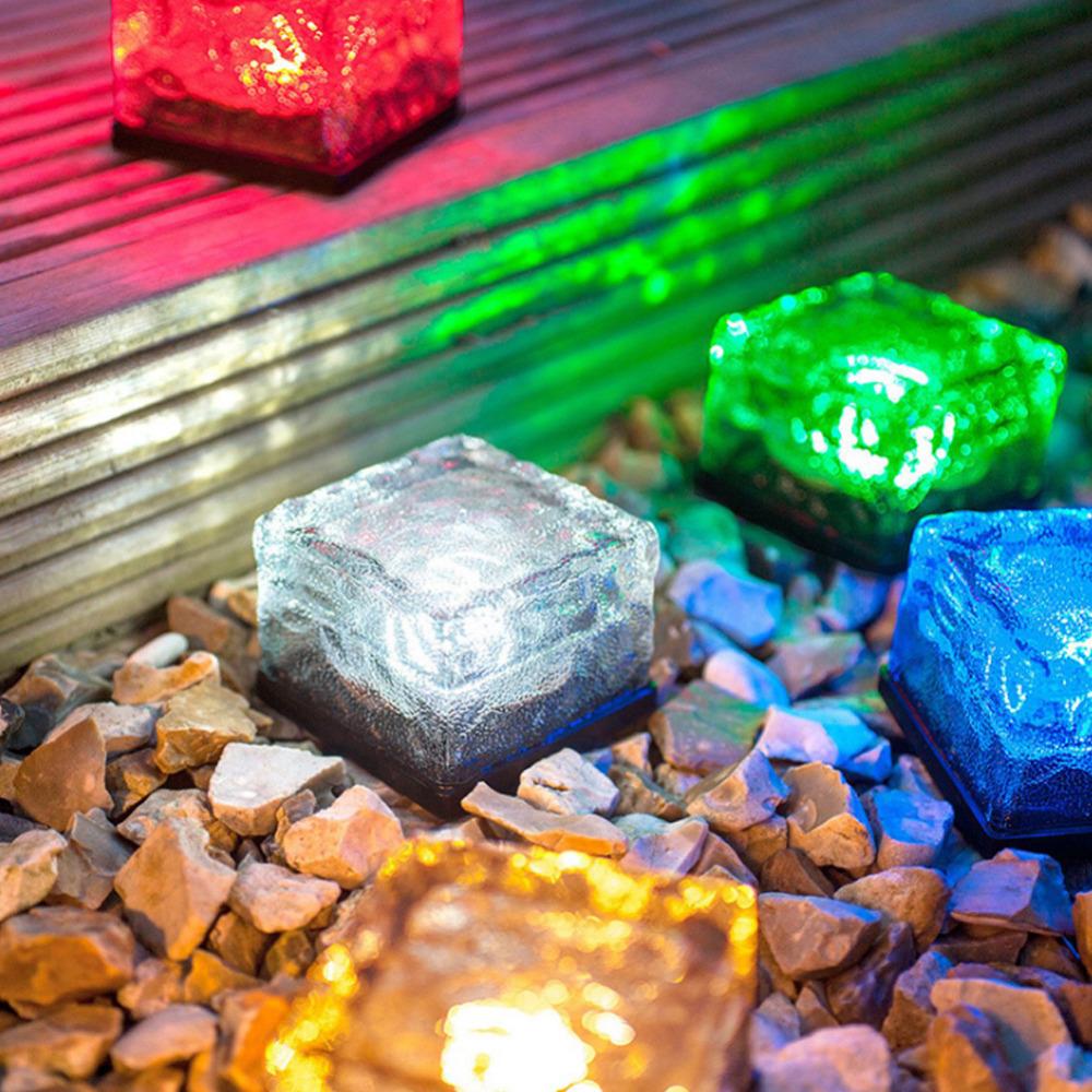 Lampe décorative solaire LED pour jardin, créant un effet d'eau ondulante unique pour votre extérieur.