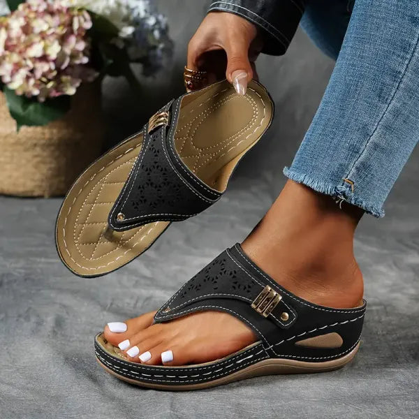 Sandales orthopédiques élégantes pour femme, confort et soutien quotidien. Disponibles en noir, bleu, marron.