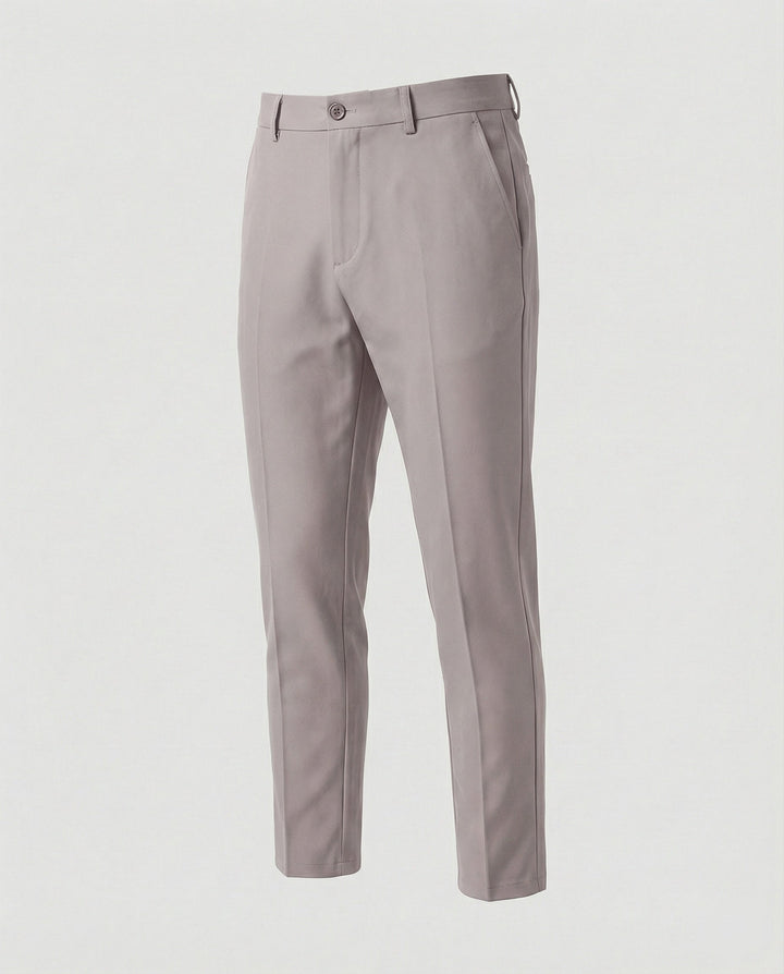 Homme portant un pantalon chino décontracté avec baskets. Style moderne et urbain, idéal confort.