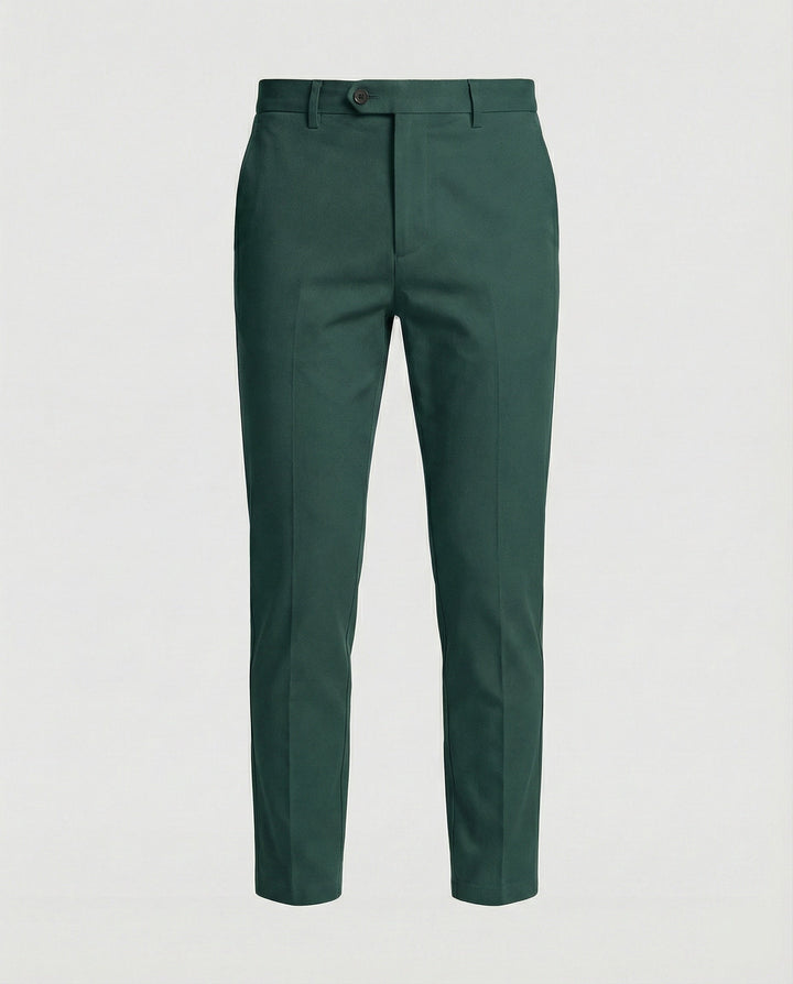 Ce chino homme offre une élégance intemporelle et un confort optimal pour toutes les occasions.