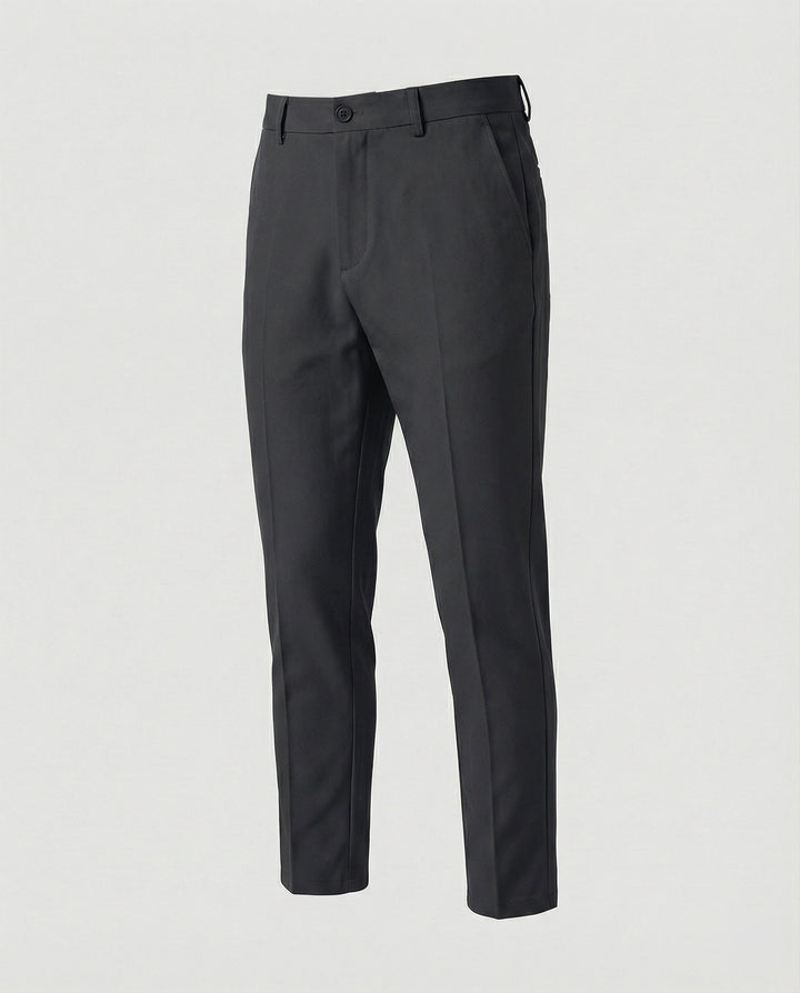 Look chic : pantalon chino homme avec chemise. Élégant et polyvalent pour bureau ou soirée.