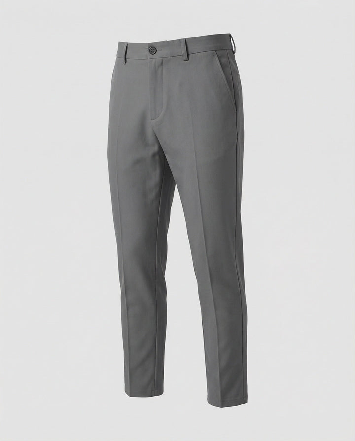 Détail du tissu doux du pantalon chino homme. Confort optimal et élégance contemporaine.