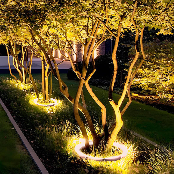 Projecteur LED extérieur blanc chaud à piquer, éclairage de jardin et de terrasse, ambiance cozy.
