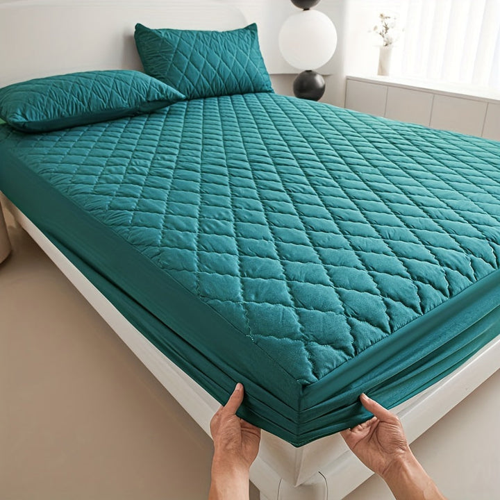 Housse de matelas imperméable matelassée, style drap housse, assure protection et confort literie.