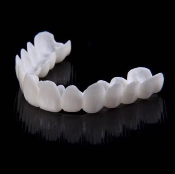 Prothèse dentaire clipsable masque les imperfections, garantissant des dents esthétiques et un sourire éclatant.