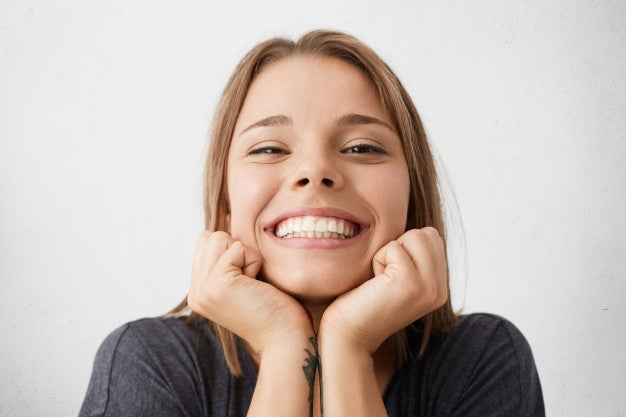 Cosmétique dentaire: prothèse esthétique, dents parfaites pour un sourire éclatant.