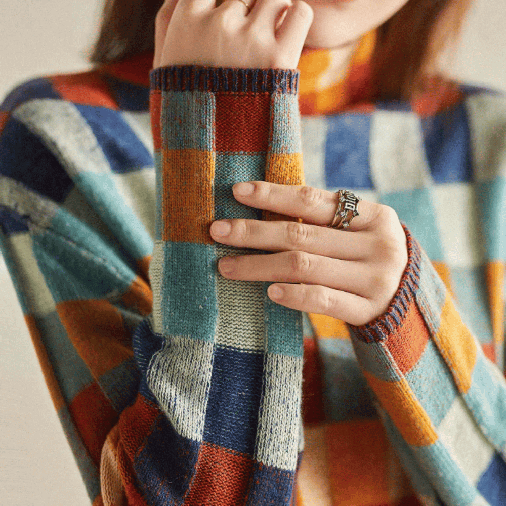 Chandail femme à col roulé, motif patchwork tendance. Vêtement d'hiver mode et confortable pour femme.