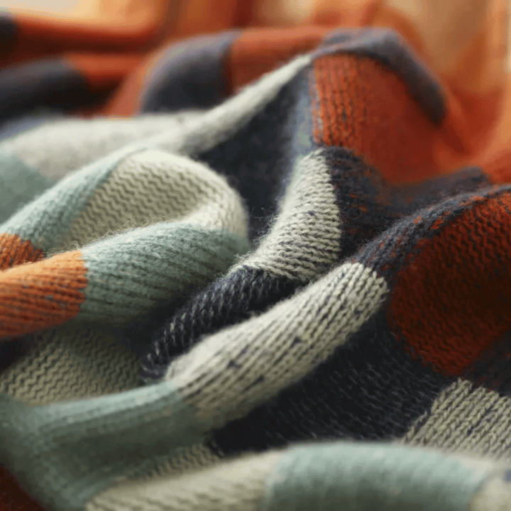 Pull tricot femme orange à col roulé et patchwork. Confortable et original pour une touche d'élégance hivernale.
