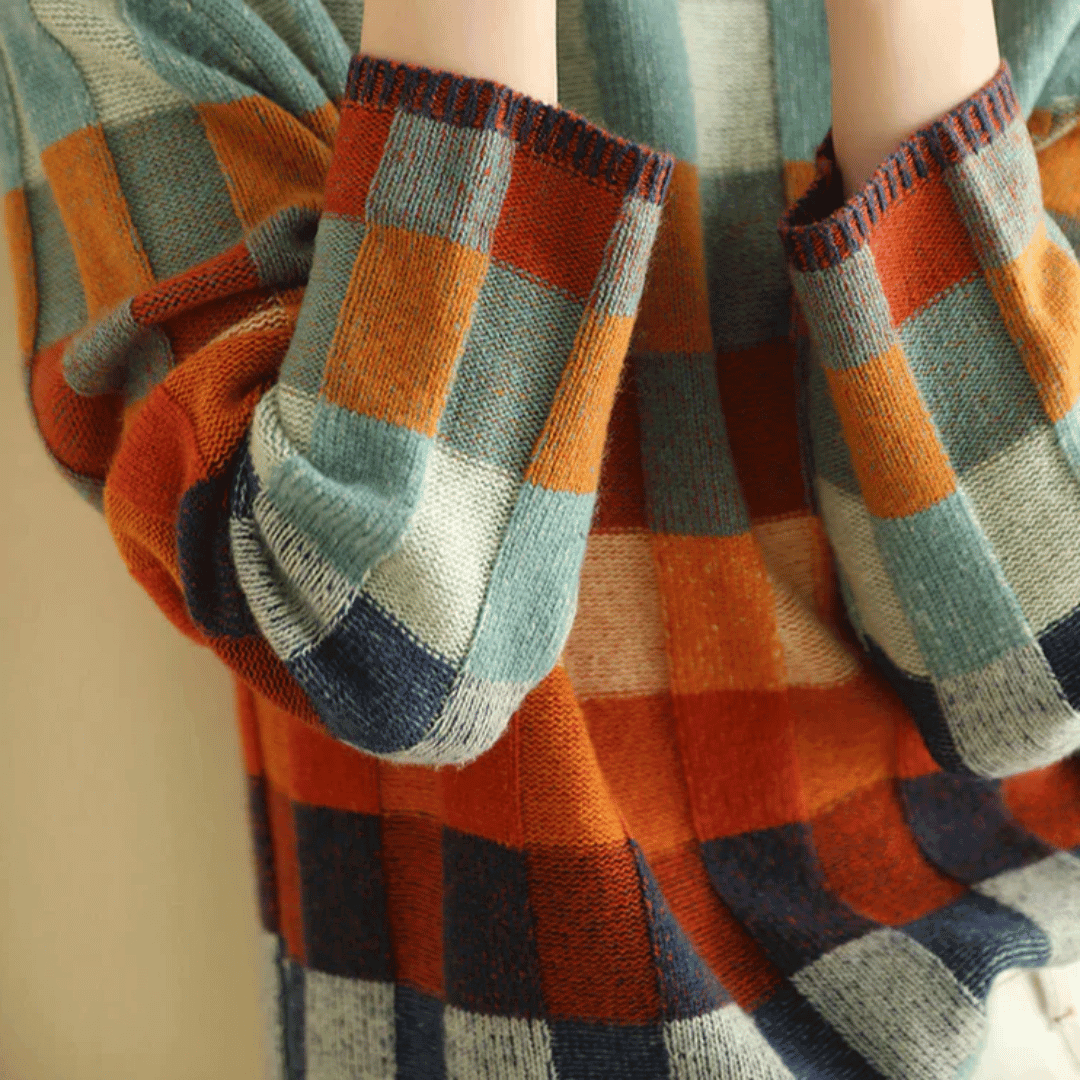 Élégant pull femme en tricot patchwork, col roulé. Vêtement d'hiver chaud et original pour un look tendance.