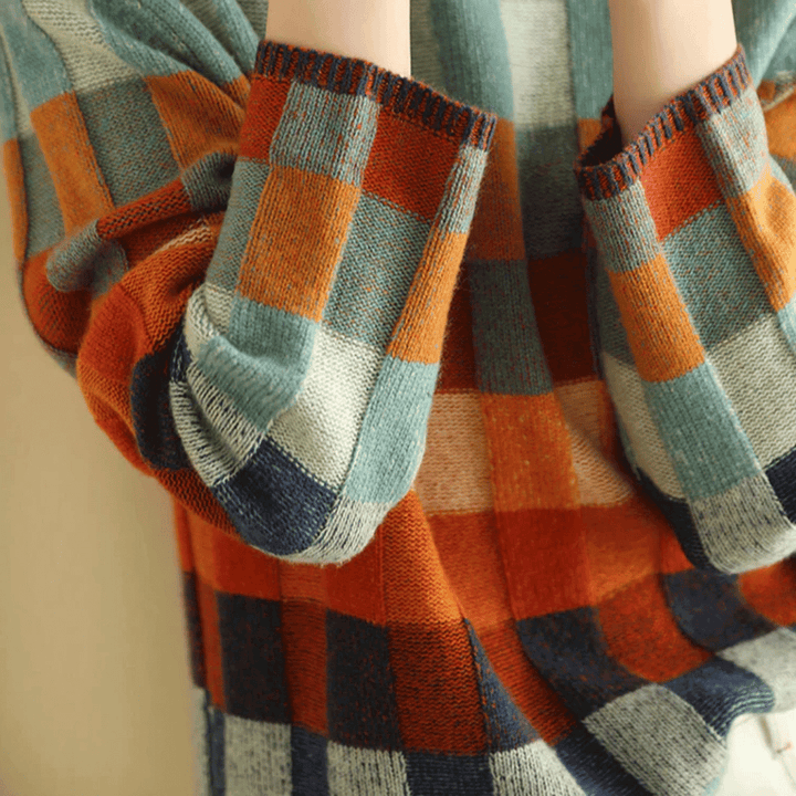 Élégant pull femme en tricot patchwork, col roulé. Vêtement d'hiver chaud et original pour un look tendance.