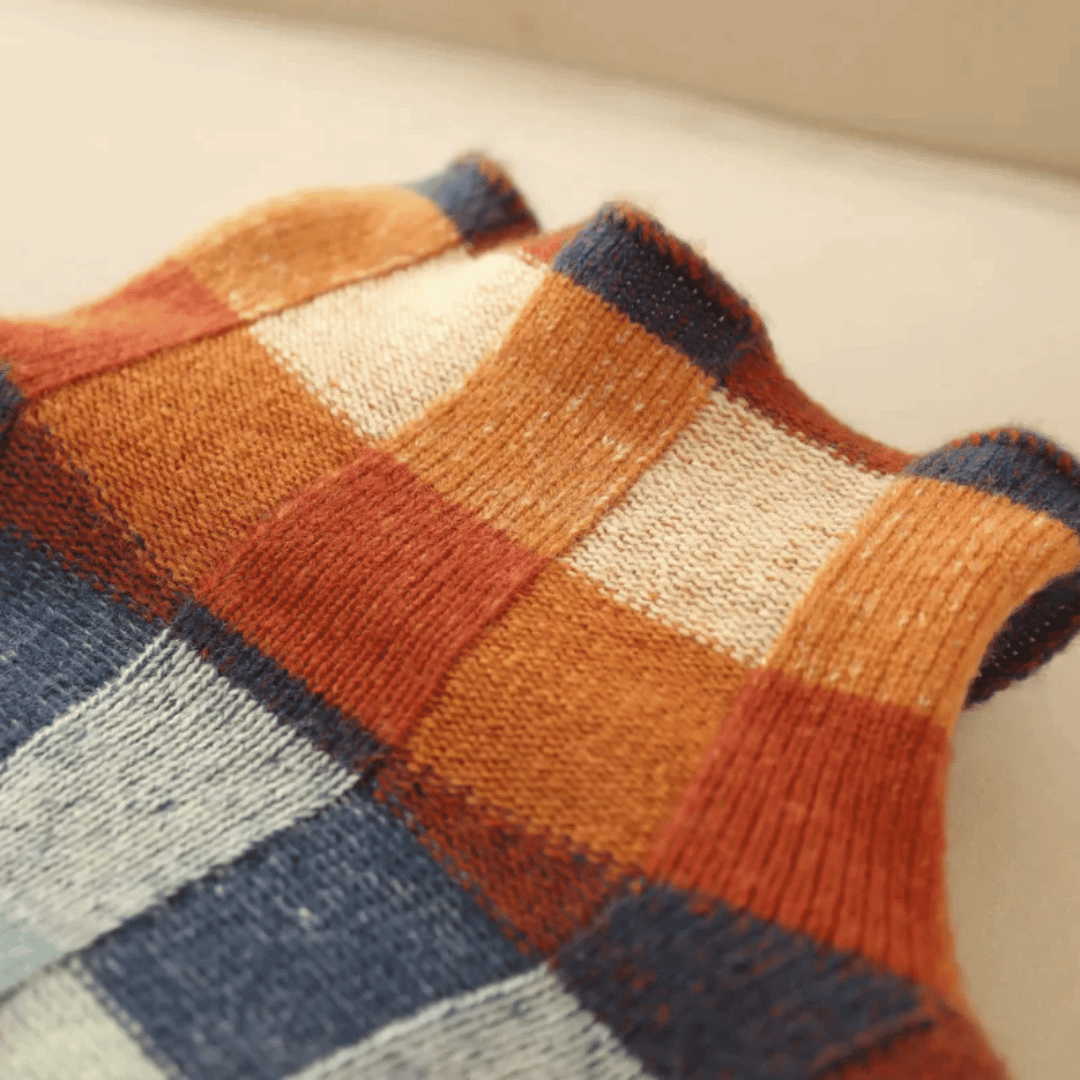 Pull femme mode col roulé avec un design patchwork captivant. Chaleur et confort assurés pour la saison froide.