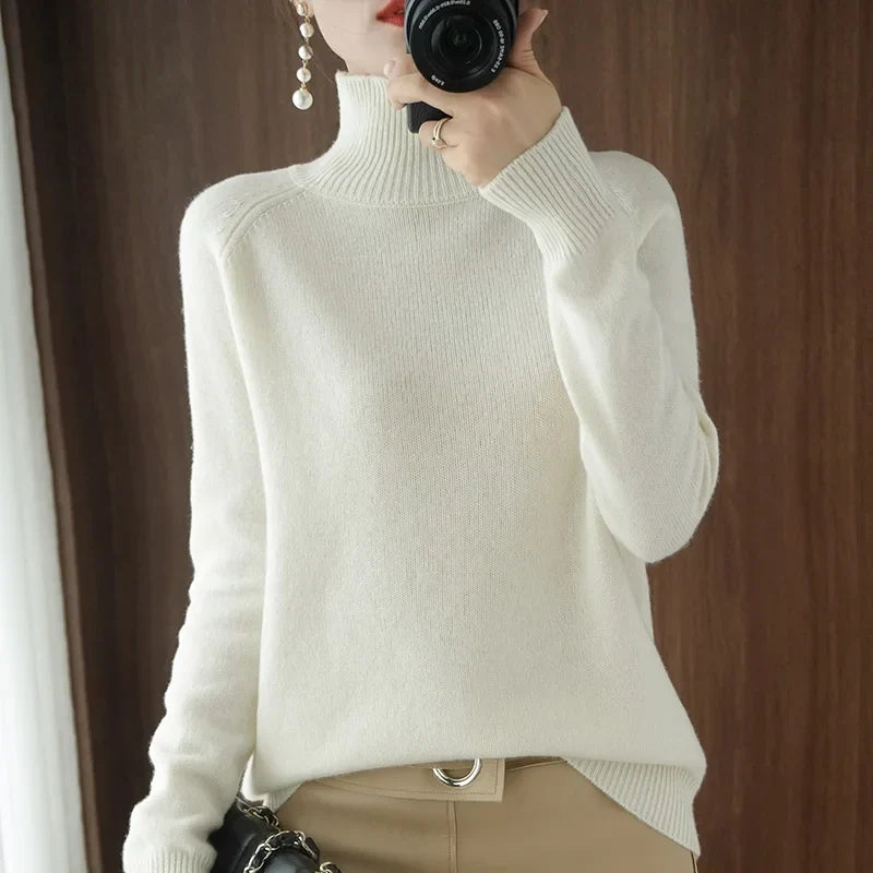 Pull col roulé femme élégant et doux, idéal pour l'hiver. Manches longues confortables pour le froid.