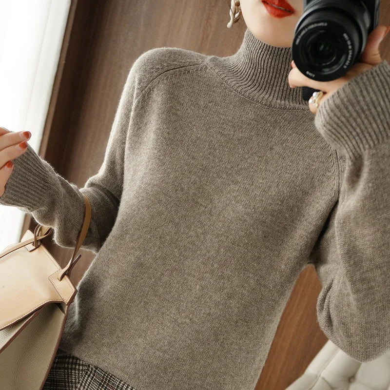Pull femme col roulé, confortable et chaud. Doux au toucher, manches longues, style hivernal assuré.