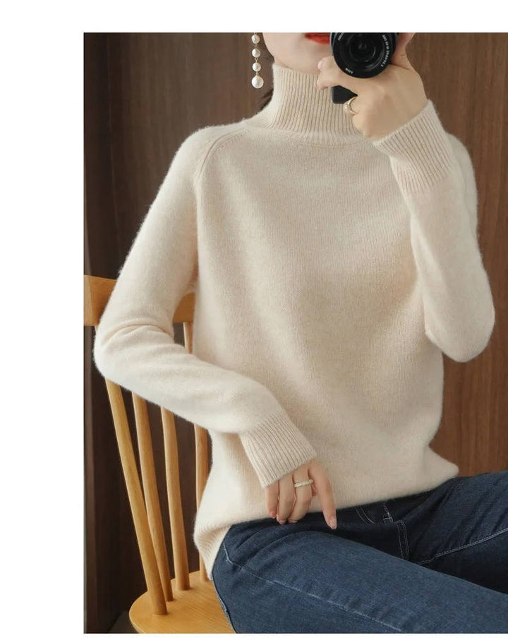 Pull gris ample et court, col roulé tricot, chaleur élégante pour femme en hiver.